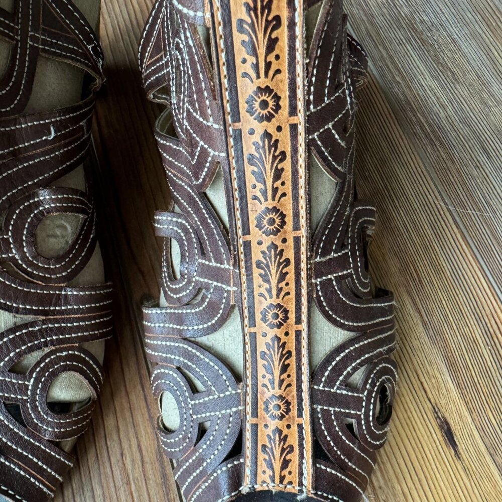 Leather sandals. Size EU 39 (US 8)
